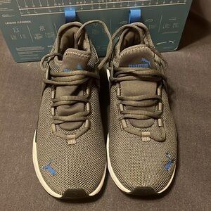 Boys size 5 Puma sneakers